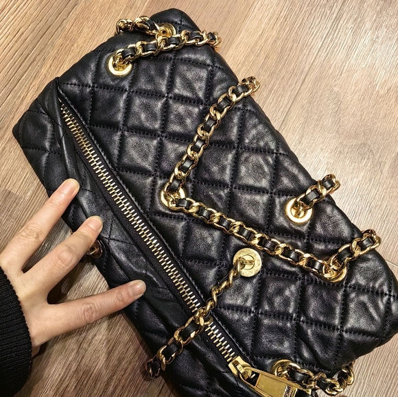 👑✅PRICE FIRM✅SUPER SALE!! 👑AUTHENTIC Moschino Leather Clutch black goldBag - Picture 3 of 5